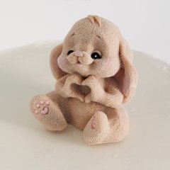 Фигурка из шоколадной глазури "Зайка с сердечком" 
